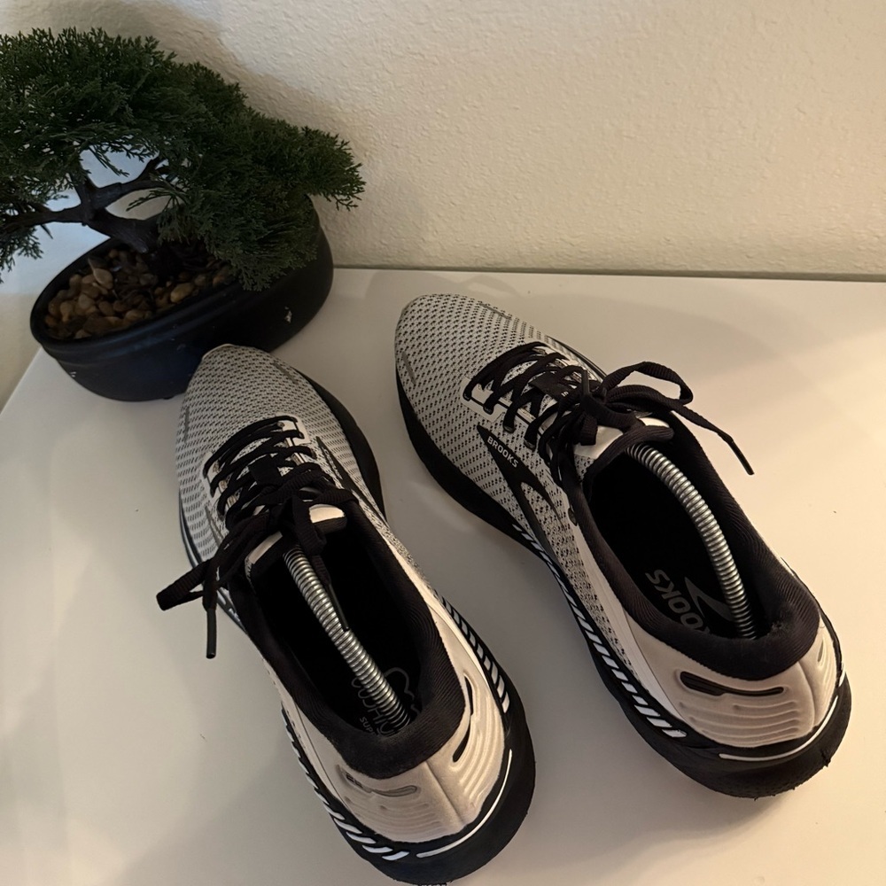 Brooks Adrenaline GTS  22 Sneakers - Gray and Black - Picture 4 of 4